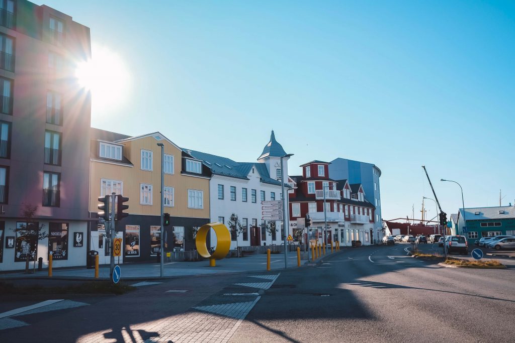 Bunte Häuser an Hafenpromenade Reykjavik